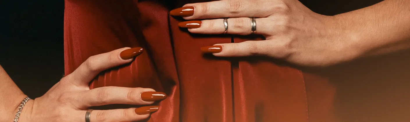 czerwony manicure na halloween