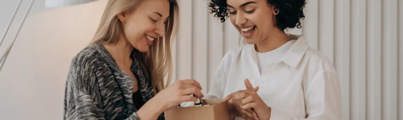 kobiety rozpakowujące prezent