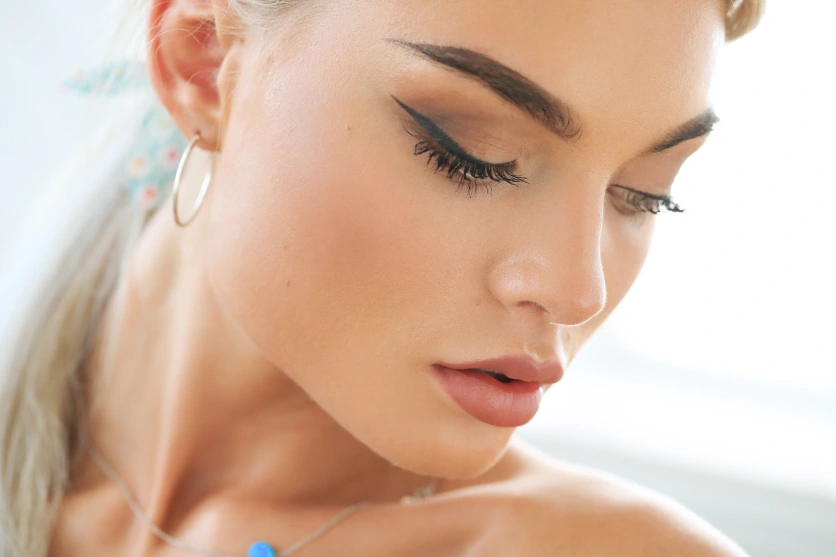 Blondynka z namalowaną eyelinerem kreską