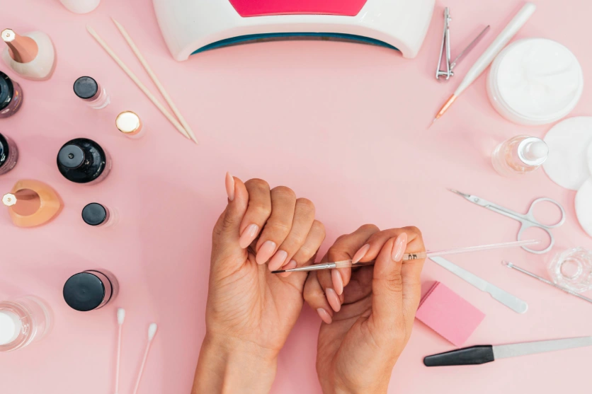 Czy paznokcie potrzebują przerwy od manicure hybrydowego?