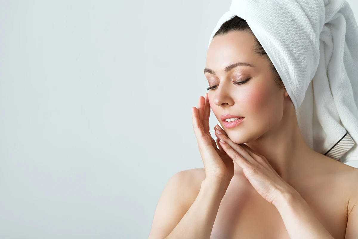 Kobieta z czystą i zadbaną cerą