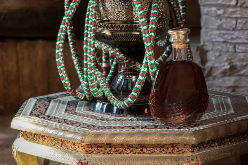 Arabskie perfumy obok shishy