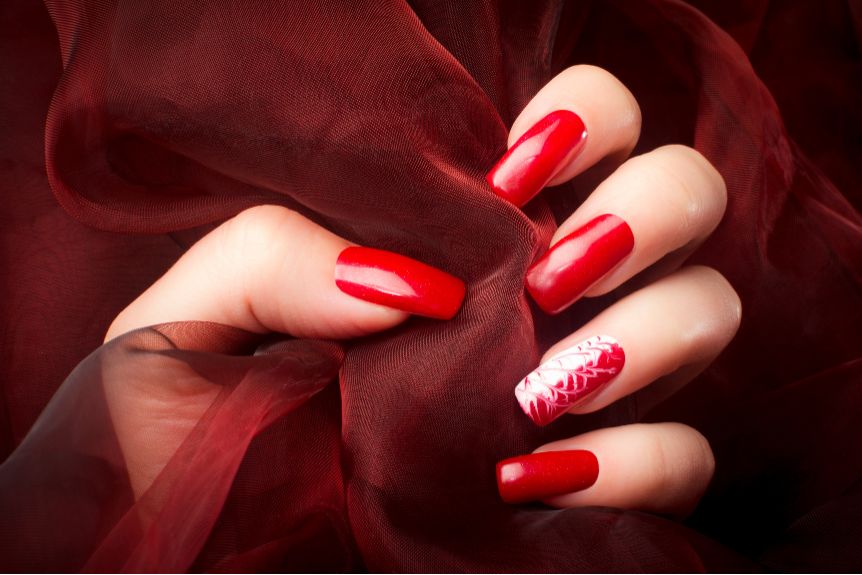 kobieta z czerwonymi włosami zasłania oko dłonią