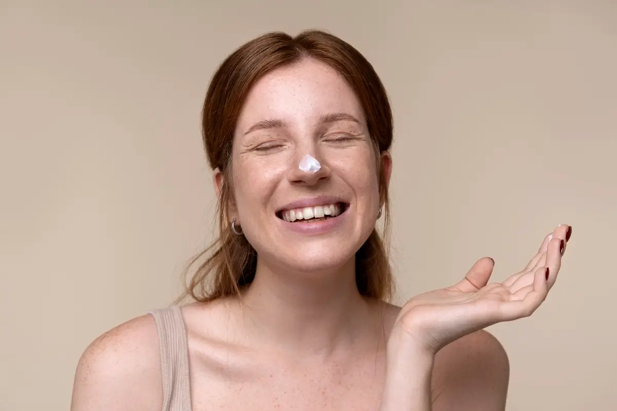 mołoda kobieta aplikuje serum