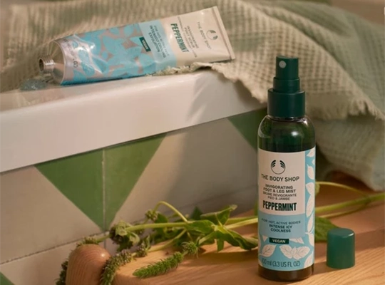 Wegańska orzeźwiająca mgiełka do stóp i nóg Mięta The Body Shop Peppermint