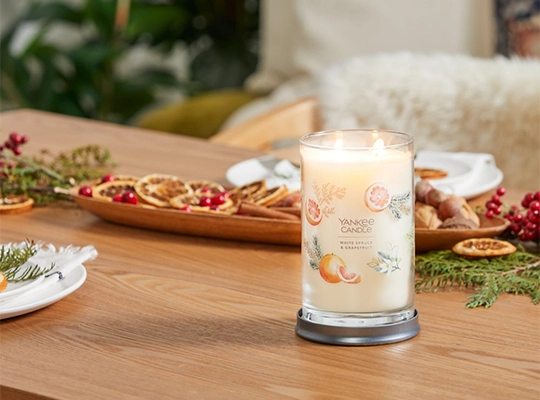 świeca zapachowa Yankee Candle Signature White Spruce & Grapefruit