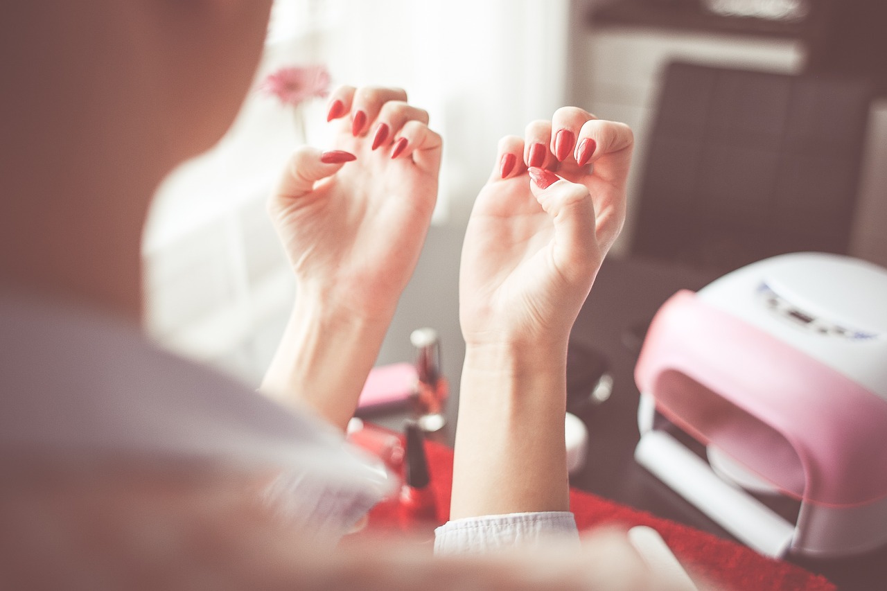 Jesienne wzory na paznokcie - jak zrobić modny manicure?