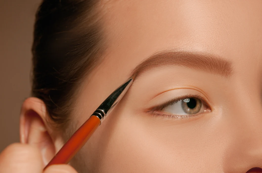 Rozjaśnianie brwi. Trend #nobrows