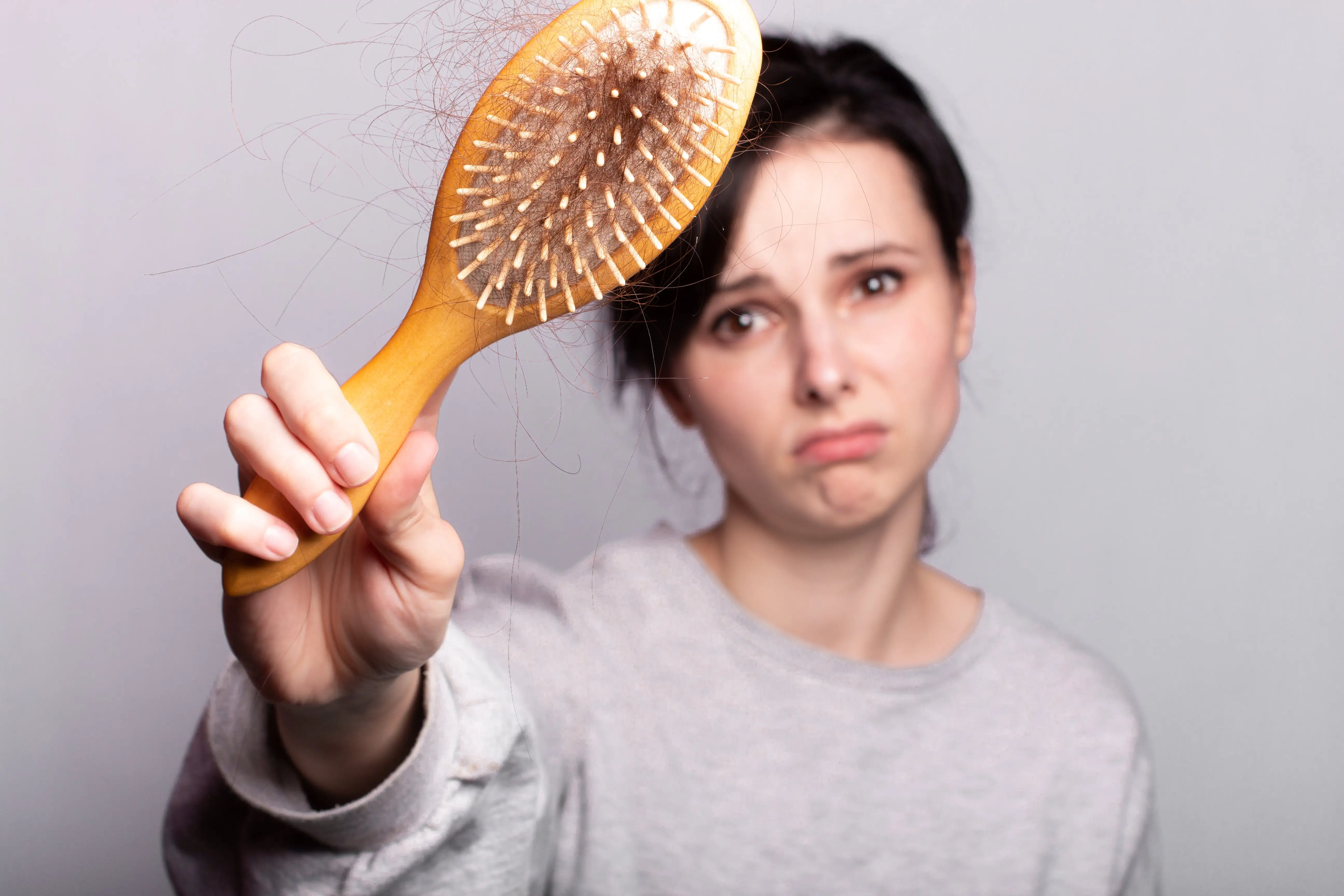 Wcierki na wypadanie włosów. Jak działają i jak je stosować?