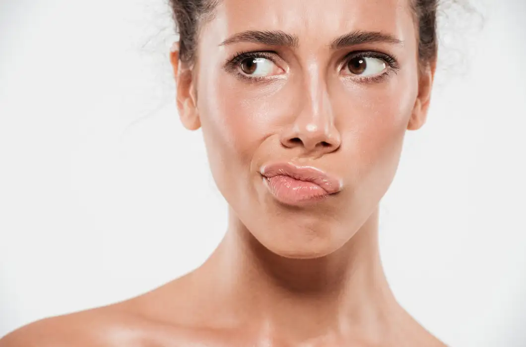 Zmarszczki mimiczne przy ustach – jak je wygładzić?