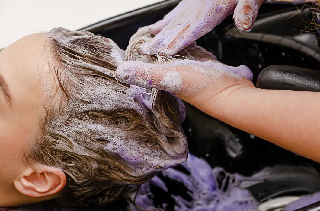 Jak stosować fioletowy szampon?