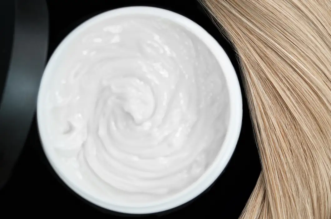 Kremowanie włosów – co to jest i na czym polega?