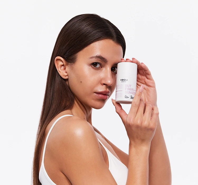 Veoli Botanica But First Sunscreen lekki krem ochronny przeciw fotostarzeniu SPF 50+ 50ml
